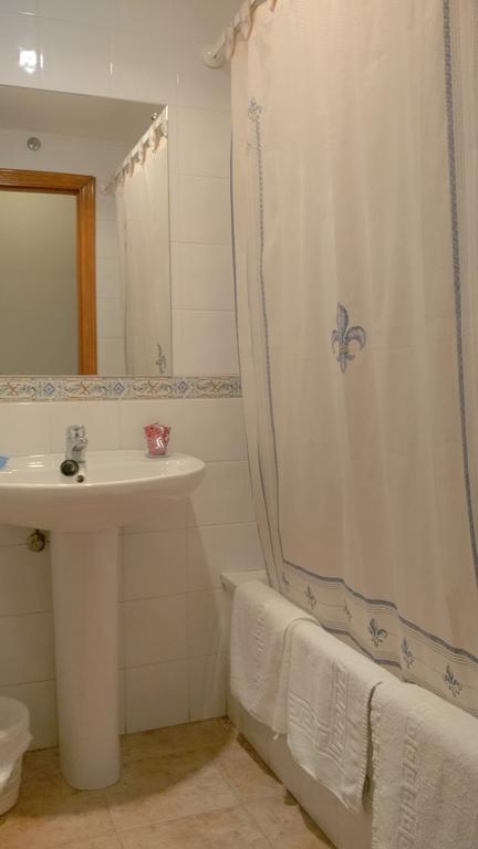 Hostal Pineda Cervera De Pisuerga Δωμάτιο φωτογραφία