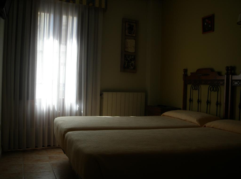 Hostal Pineda Cervera De Pisuerga Δωμάτιο φωτογραφία
